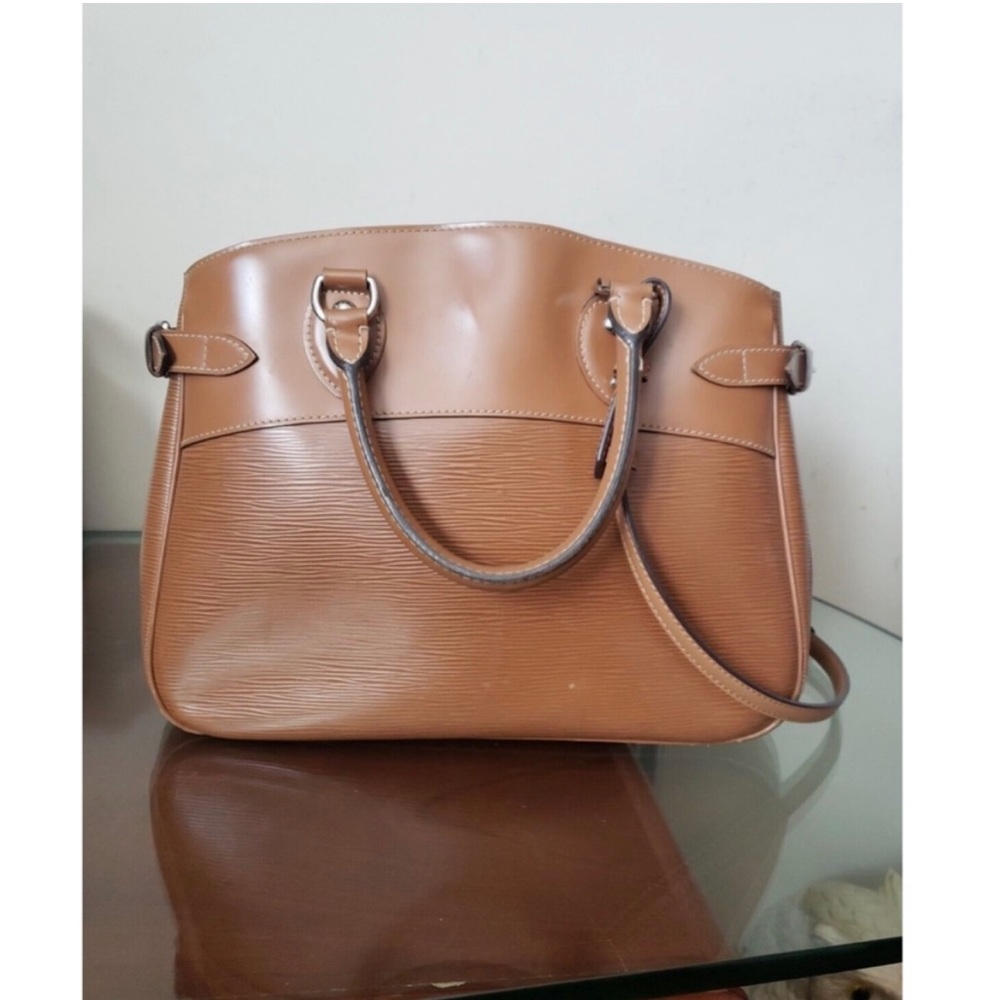 Authentic Louis Vuitton Epi Passy GM Shoulder
Hand Bag Brown with shoulder strap